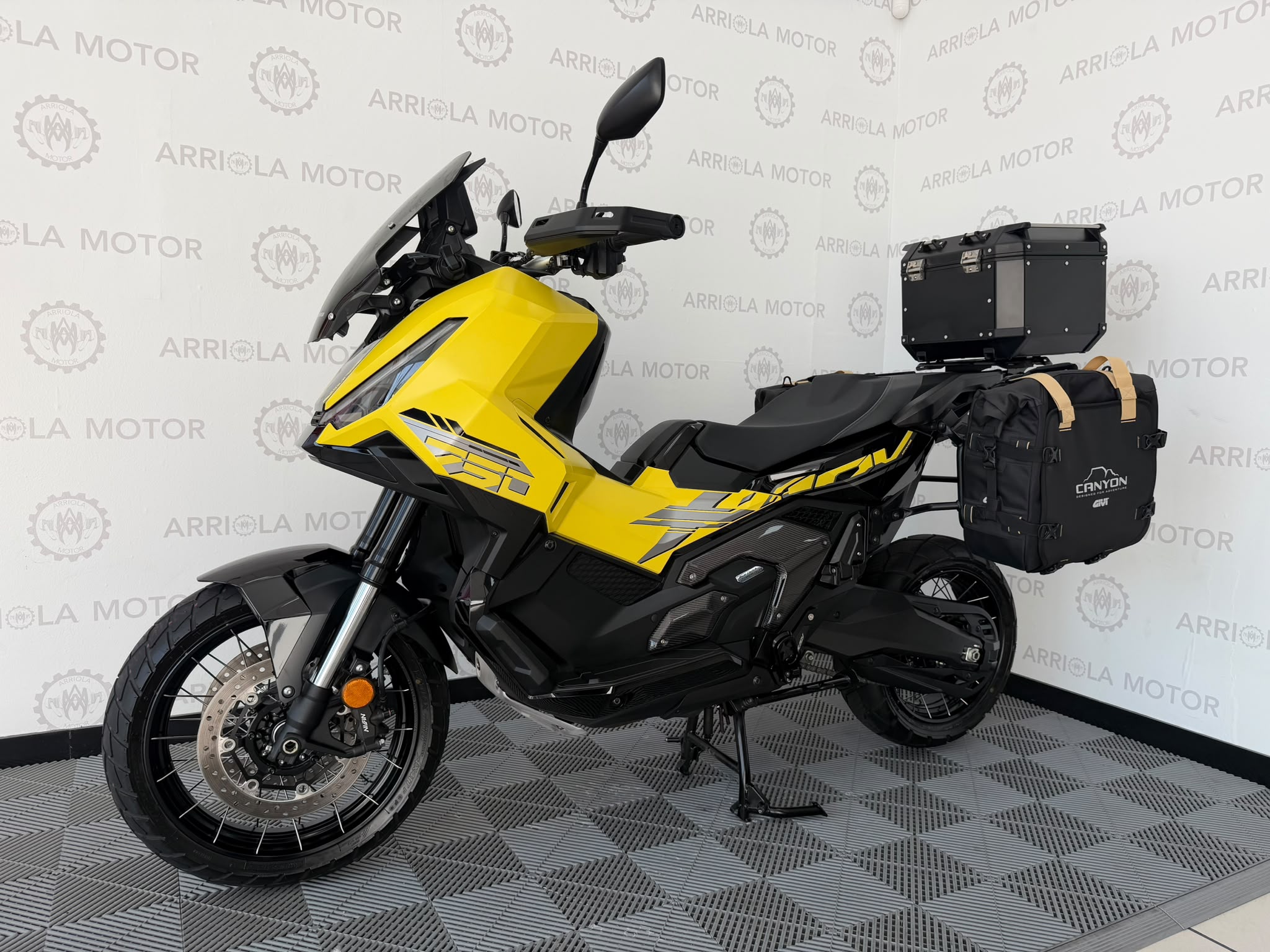 1 Honda X-ADV 2025