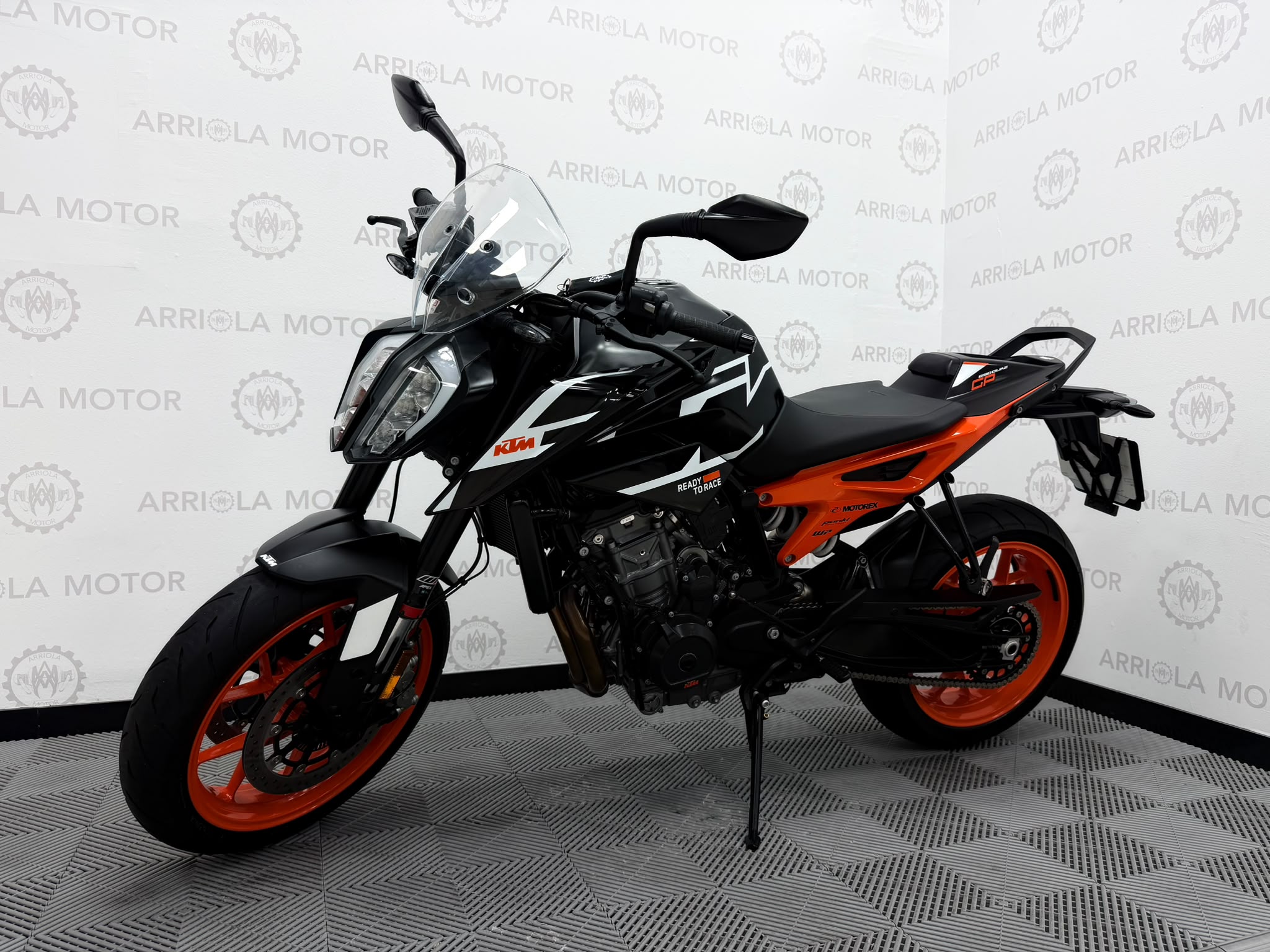 1 KTM 890 DUKE