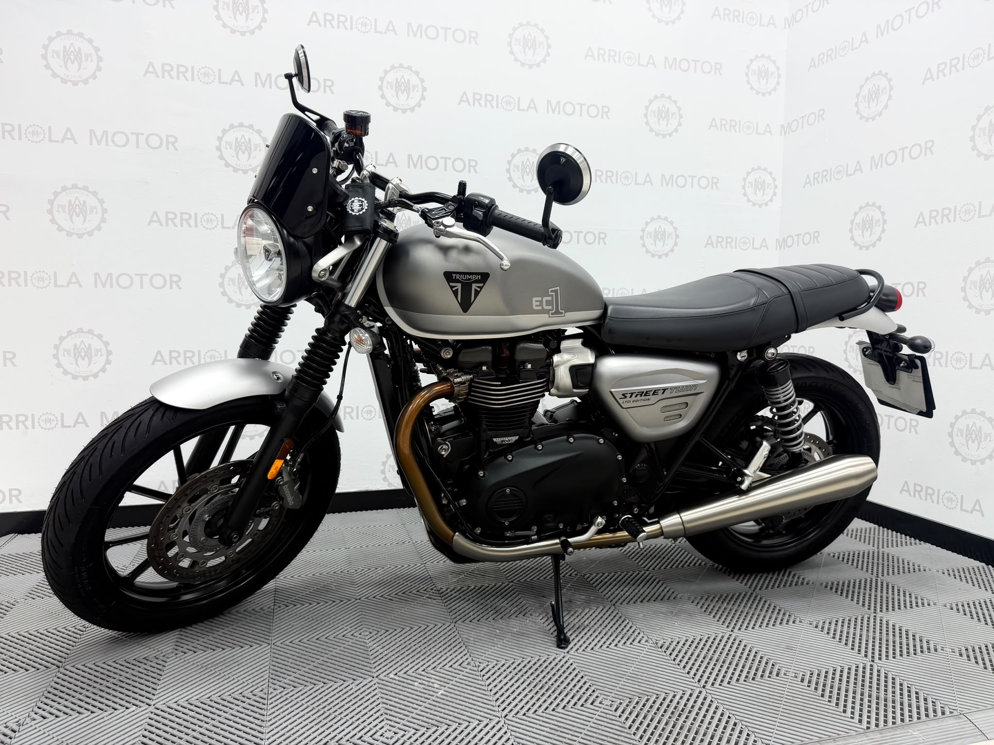 1 Triumph Street Twin EC1